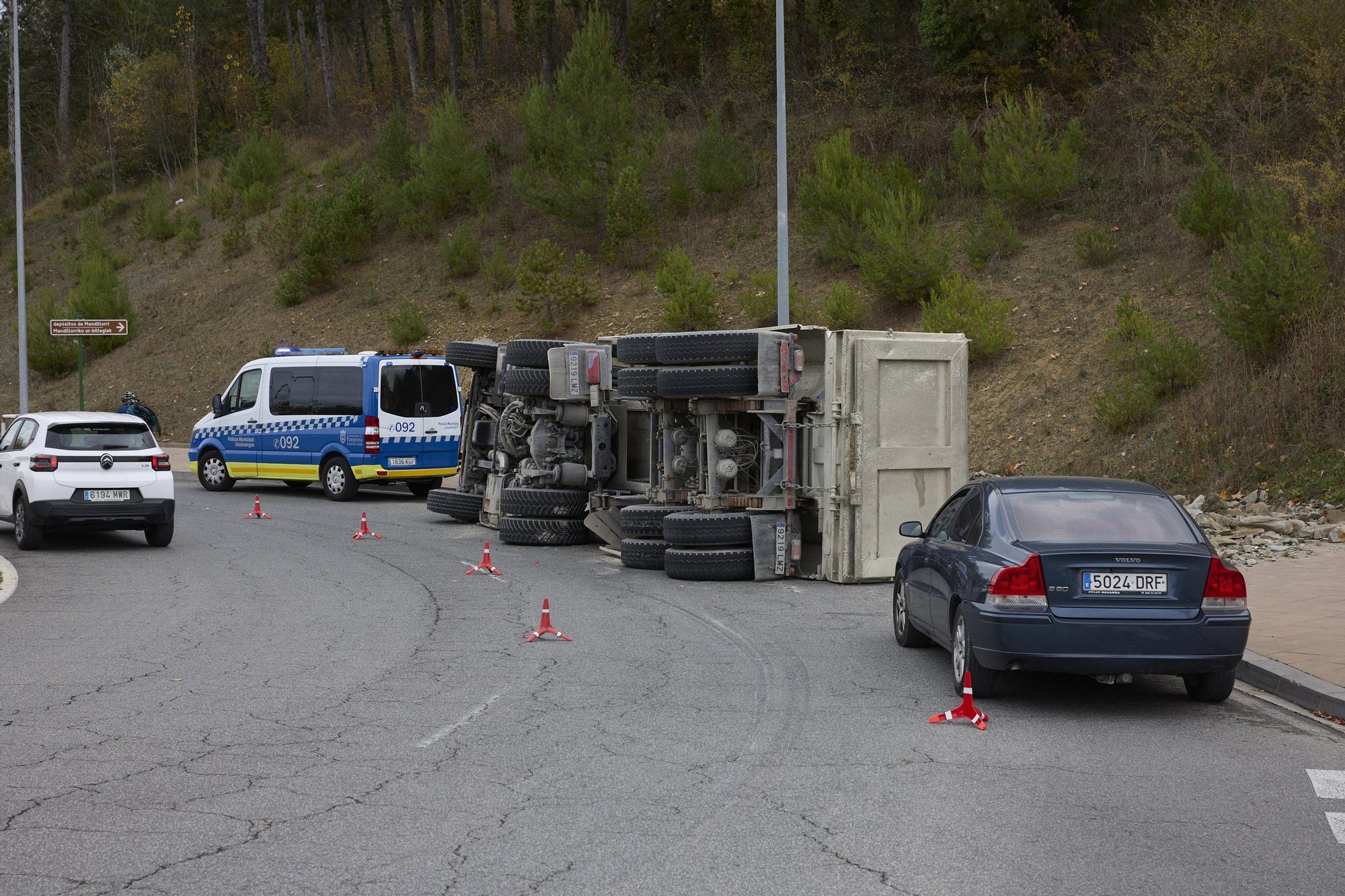 Fotos de un camión volcado en la rotonda entre Mendillorri y Lezkairu