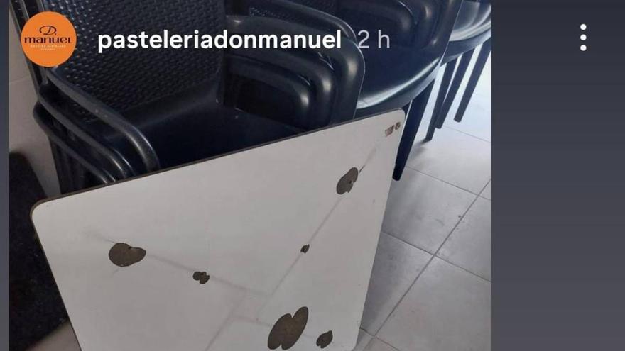 Roban las patas de las mesas de la terraza de la Pastelería Don Manuel de Bilbao