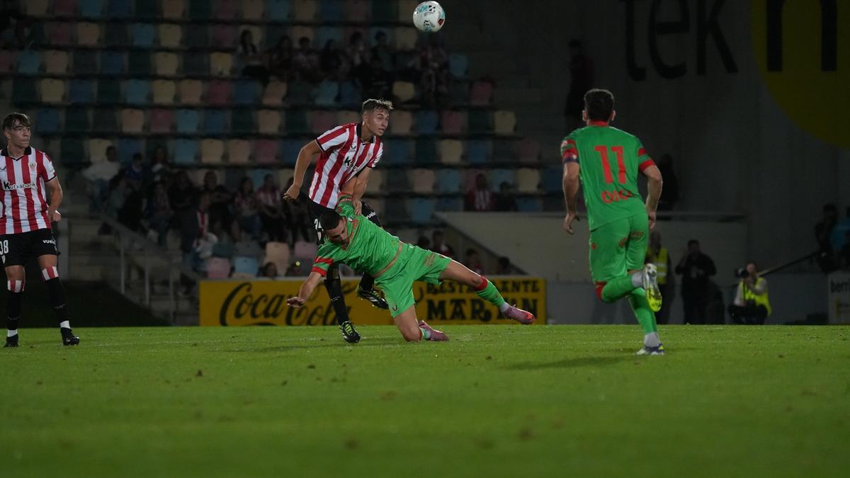 De Luis, uno de los centrales de los que puede echar mano Valverde, ante Osasuna en Lasesarre.