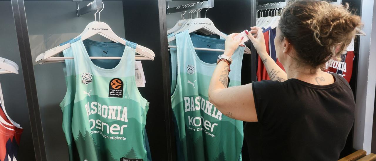En imágenes: Alavés y Baskonia homenajean al Gorbea en su tercera equipación