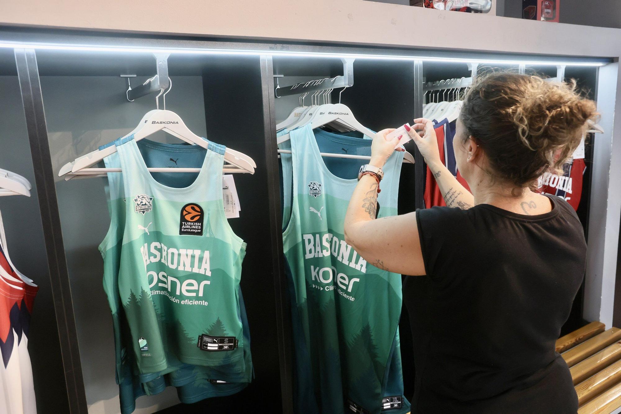 En imágenes: Alavés y Baskonia homenajean al Gorbea en su tercera equipación