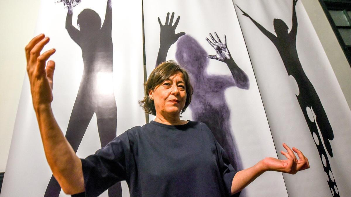 La artista Sonia Rueda, autora de la exposición &quot;Burubero (zutik)&quot;