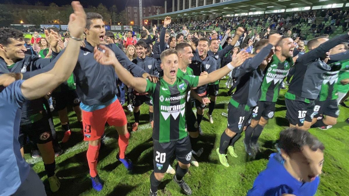 Leandro, con el dorsal 20, festeja con sus compañeros la clasificación.