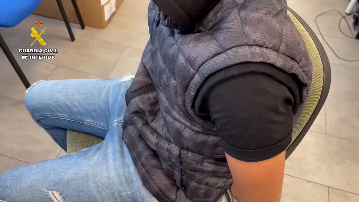 El hombre fue detenido tras agredir a los agentes de la Guardia Civil