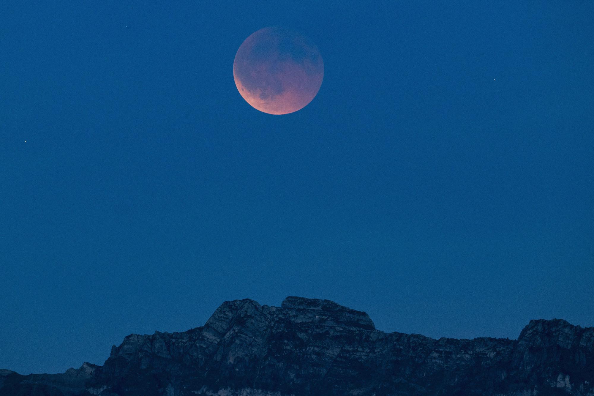 Eclipse lunar del 7 de septiembre: las mejores imágenes de la 'Luna de Sangre'