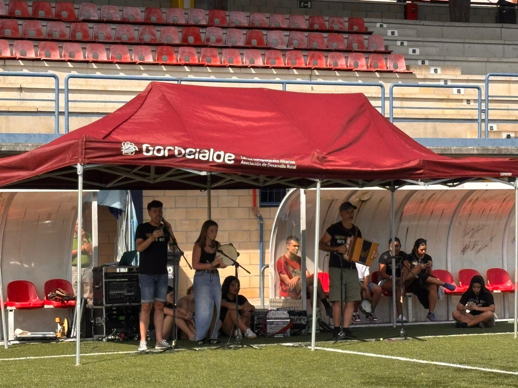 En imágenes: El euskera une en cadena a cientos de personas en Igorre