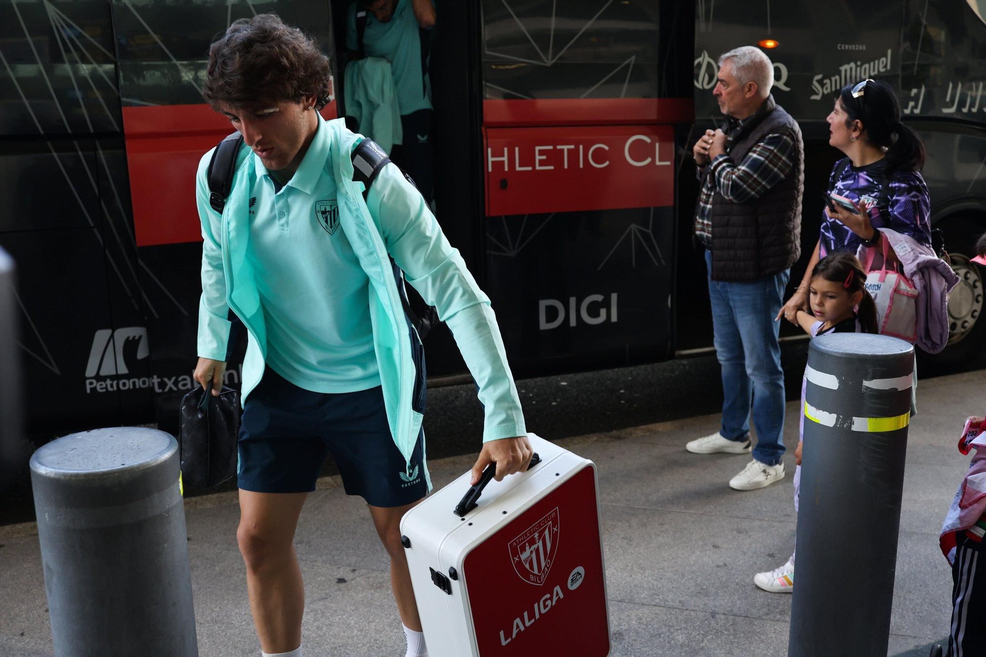 Aficionados del Athletic en el aeropuerto de Bilbao antes de viajar a Dortmund