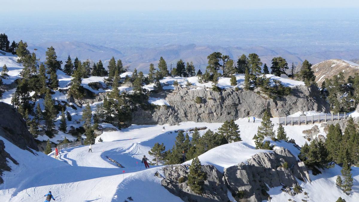 Esquiadores recorriendo la pista Boulevard des Pyrénées, en La Pierre Saint-Martin.