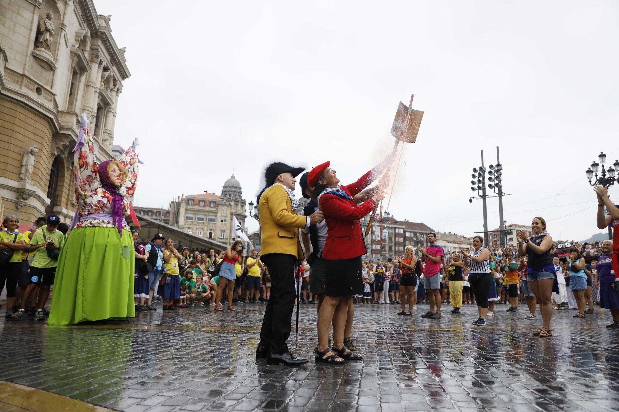 En imágenes: apertura de txosnas y toro de fuego