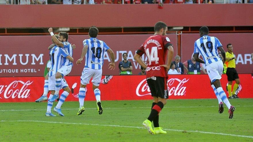Los jugadores de la Real celebran el gol de Odegaard (0-1) en la última visita txuri-urdin al Mallorca.