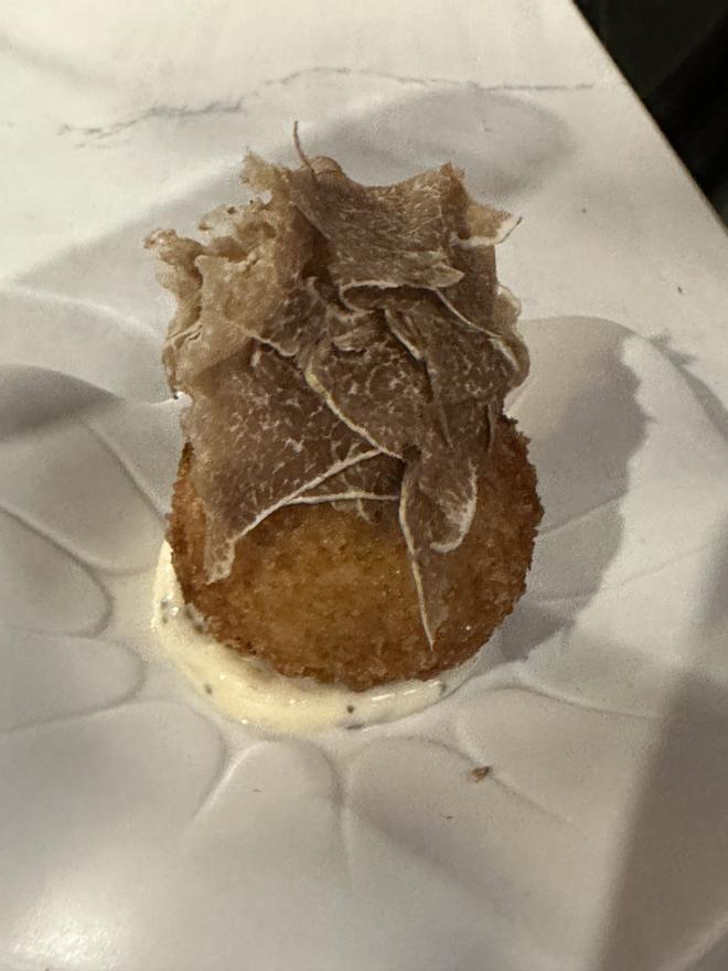 Croquetas de apionabo, queso conté de 18 meses, trufa y mayonesa, de Orfali Bros, en Dubai.