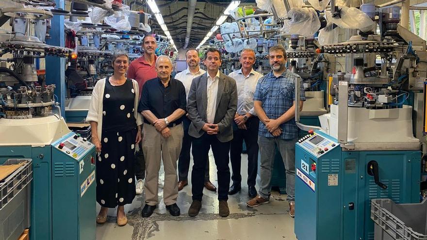 Irujo visita la planta de calcetines ‘Lorpen’ de Etxalar tras su reapertura