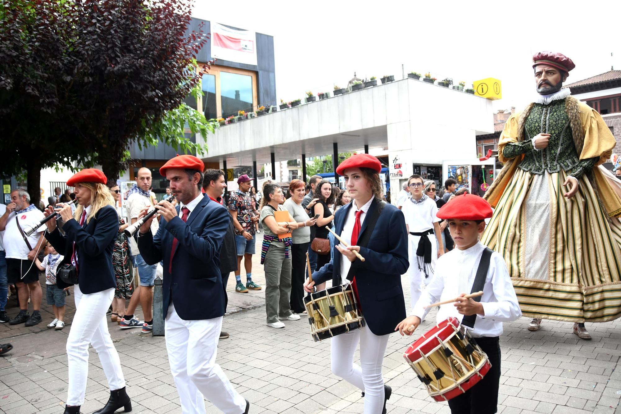 Elizondo celebra su día grande con bailes de gigantes y mutildantzak