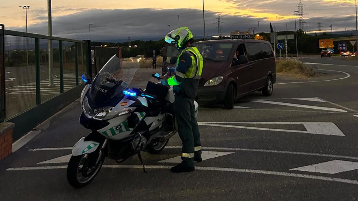 Un agente de la Guardia Civil durante la intercepción.