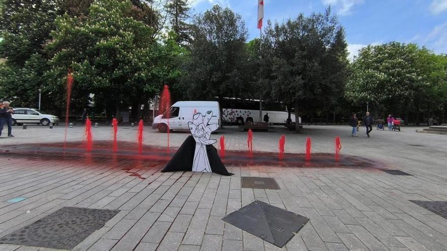 La fuente de la Catedral Nueva amanece teñida de rojo por Palestina