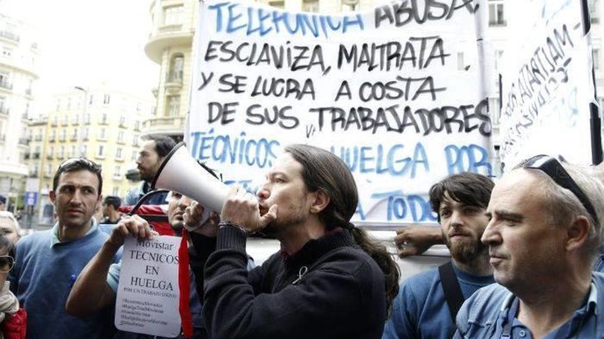 El líder de Podemos, Pablo Iglesias, durante una concentración de técnicos de la subcontrata de Telefónica que llevan 38 días de huelga.