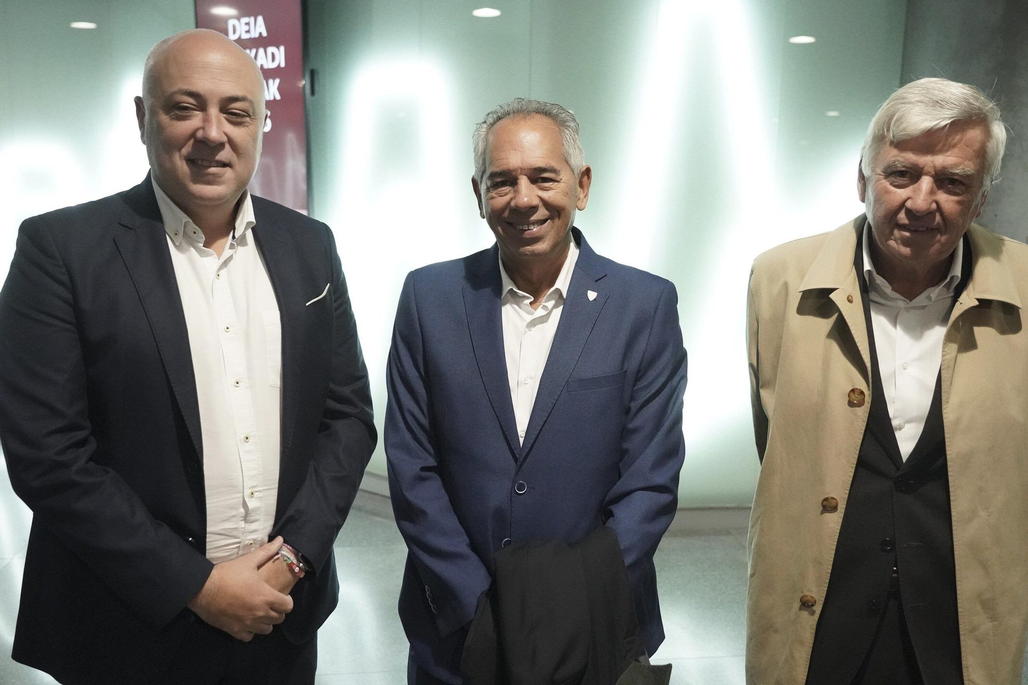El alcalde de Leioa, Iban Roríguez, José María Casals y Tomás Olano, en el atrio del salón que acogió la ceremonia.