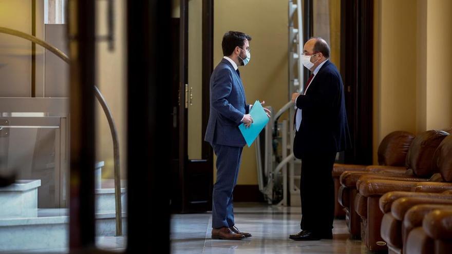 -El vicepresidente del Govern con funciones de Presidente, Pere Aragonés habla con el presidente del grupo parlamentario de Socialistes Units per Avançar, Miquel Iceta