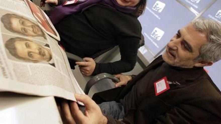 El diputado de IU, Gaspar Llamazares, observa en un periódico la imagen del retrato robot de Osama bin Laden que realizó el FBI, en el cual el pelo y la frente están basados en una foto electoral de Gaspar Llamazares tomada de Google.