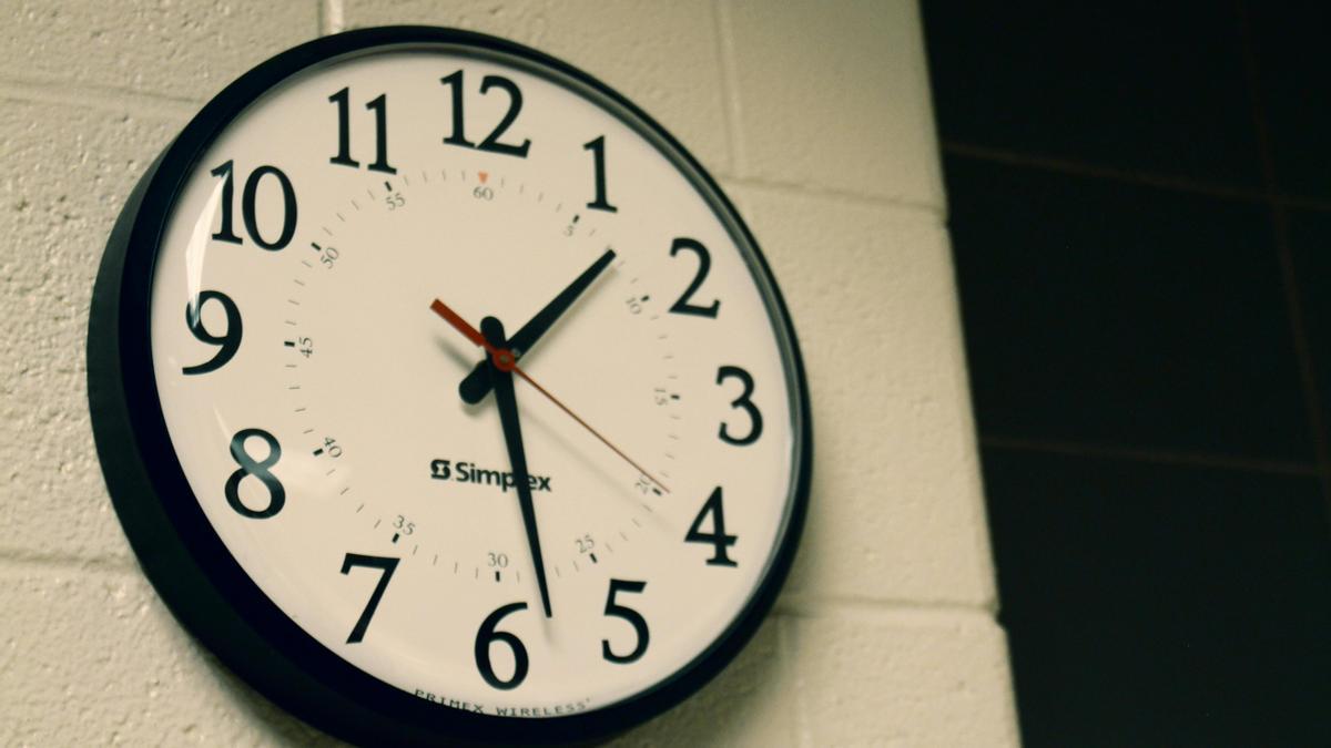 Fotografía de un reloj de pared.