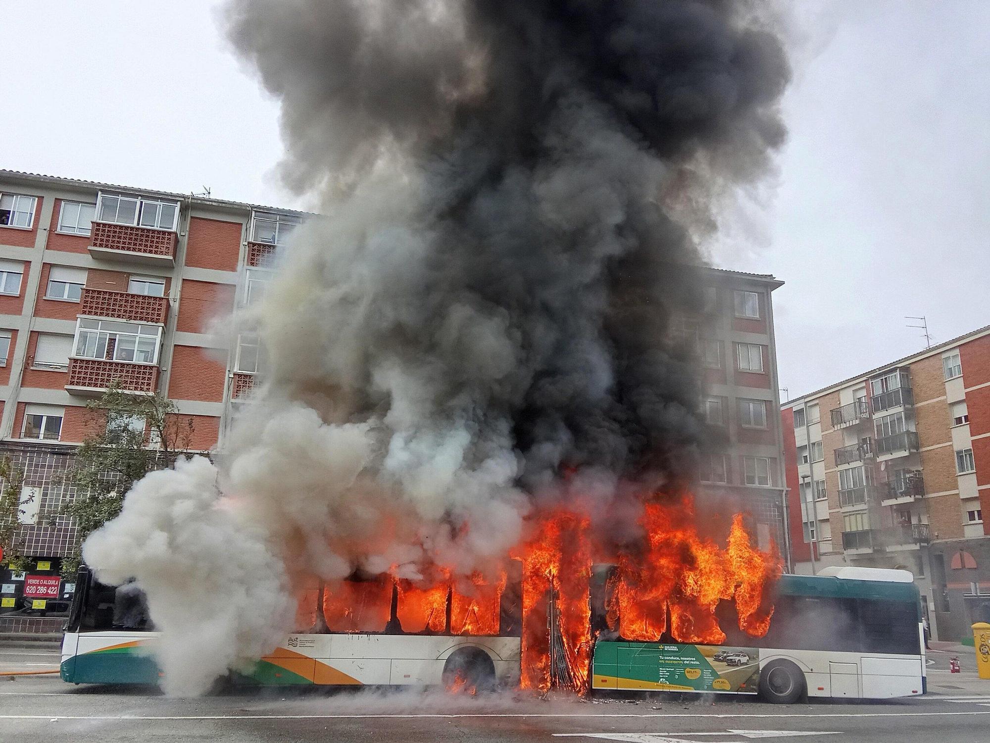 Fotos de la villavesa ardiendo en Berriozar
