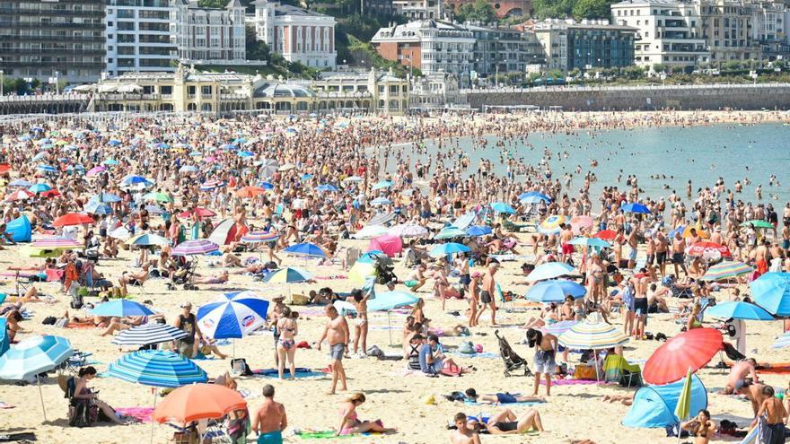 Agua y sombra para combatir el calor en Donostia