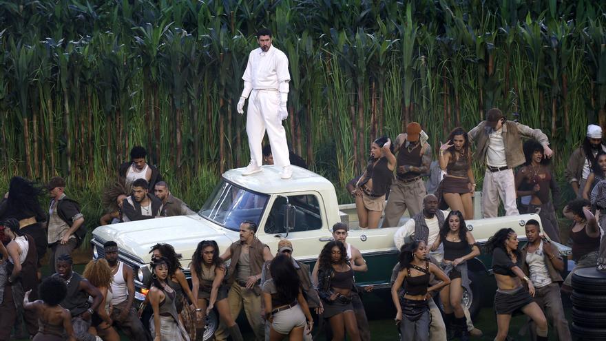 Bad Bunny deslumbra en la Super Bowl en un gran un homenaje a Puerto Rico y llamada a la unidad