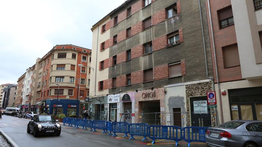 El Ayuntamiento de Pamplona actuará en el edificio en ruina del Ensanche incendiado en 2022 y clausurado desde entonces