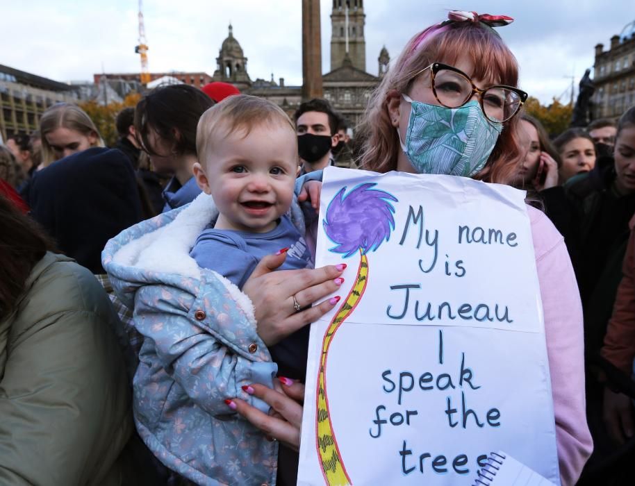 Miles de jóvenes se manifiestan por el clima en Glasgow