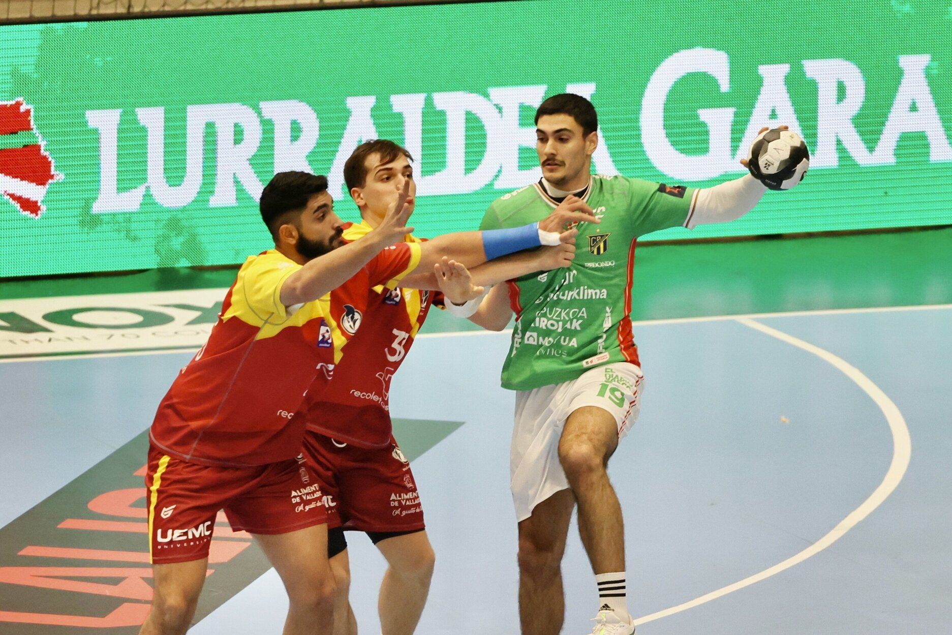 Gran victoria de un Bidasoa vestido de llamativo verde ante el Atlético Valladolid