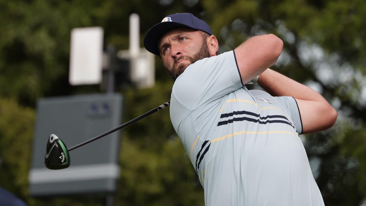Jon Rahm sigue el vuelo de su bola tras golpear con el drive en la salida del hoyo 9 en Bethpage Black en el turno matinal.