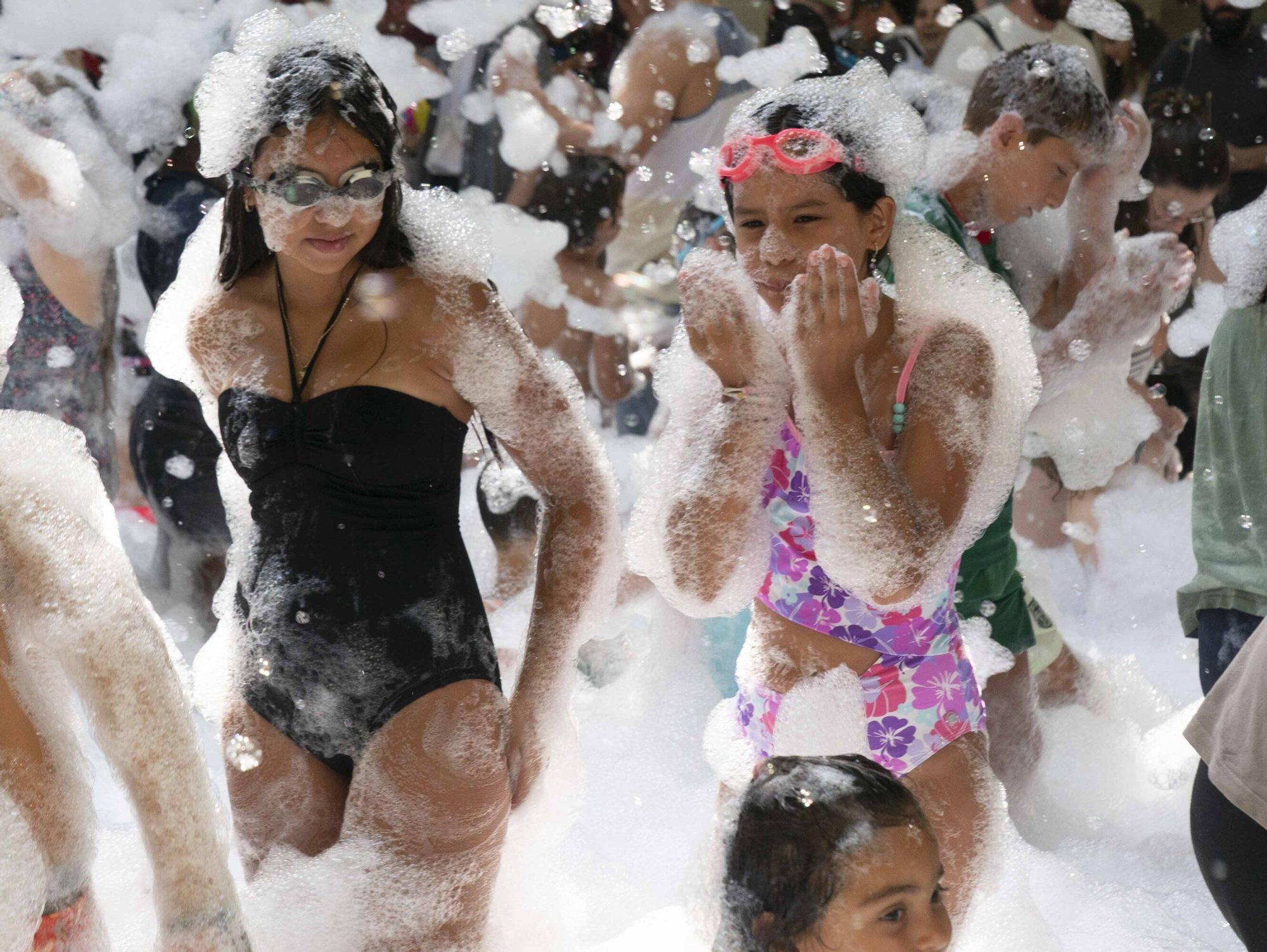 En imágenes: ¡Un baño de espuma refresca a los más txikis!