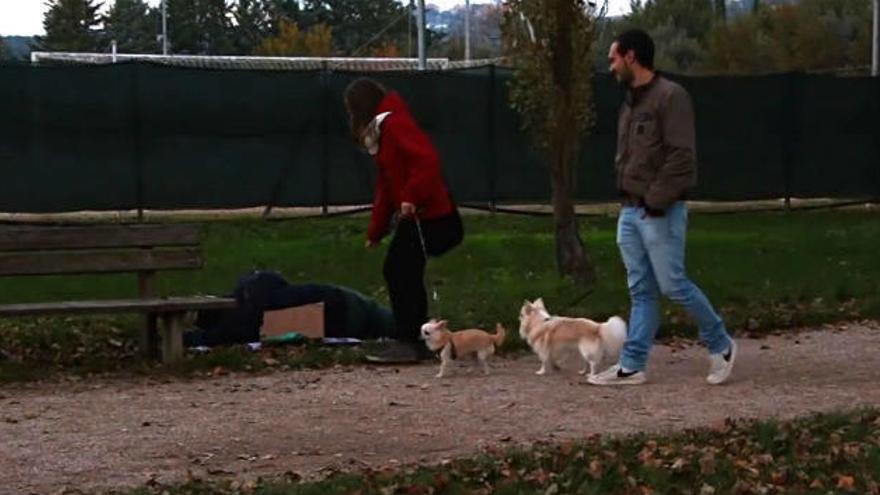 Experimento social: ¿Robaría la gente a un mendigo?