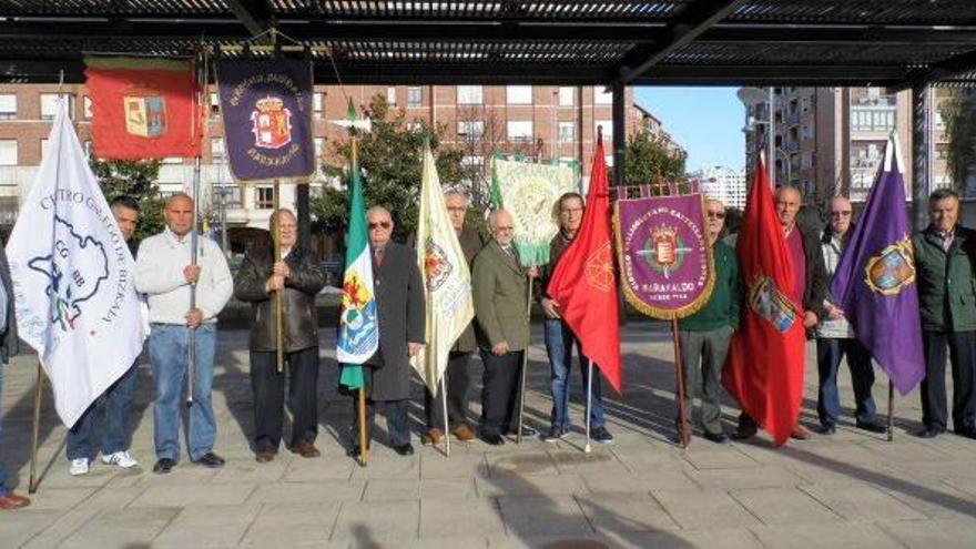 En imagen, representantes de los trece centros regionales que, a día de hoy, tienen su sede en Barakaldo y que fueron homenajeados ayer.