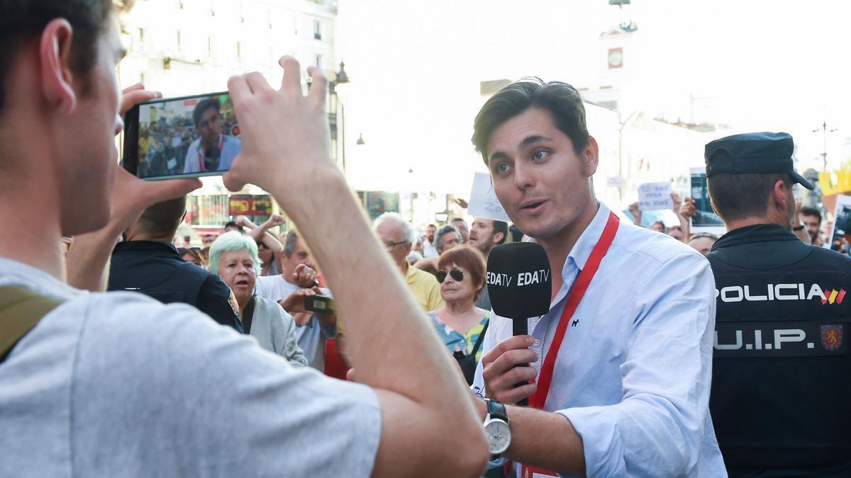 Manifestantes se enfrentan a Vito Quiles en un acto en Madrid contra Milei el pasado año. Manifestantes se enfrentan a Vito Quiles en un acto en Madrid contra Milei el pasado año.