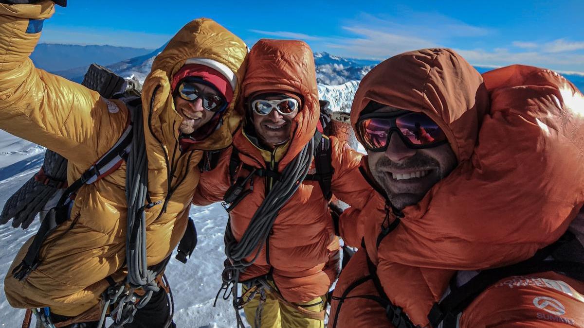 Los Pou, en otro momento de la ascensión junto a Micher Quito
