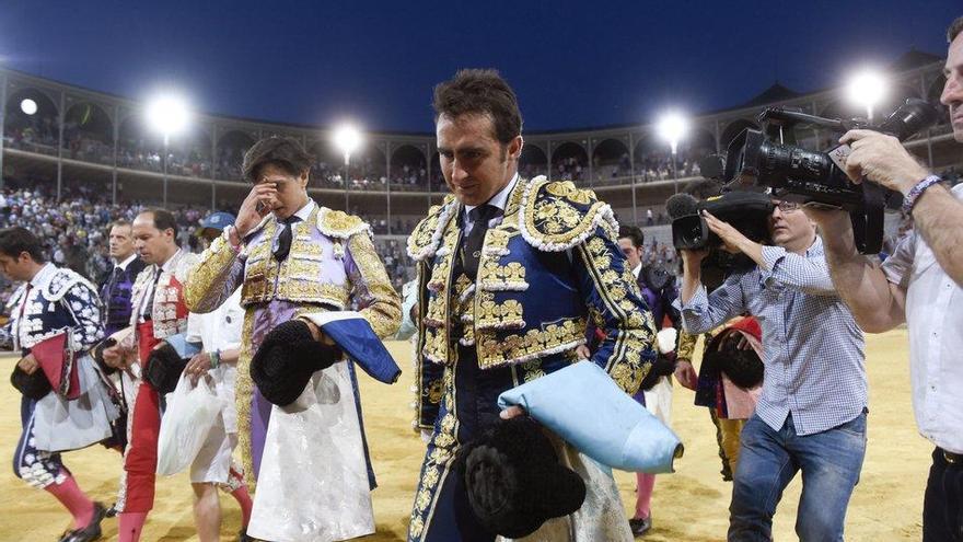 El diesto David Fandila &#039;El Fandi&#039; (d) y el peruano Roca Rey (i) salen por la puerta de cuadrillas tras conocer la noticia del fallecimiento de Ivan Fandiño.