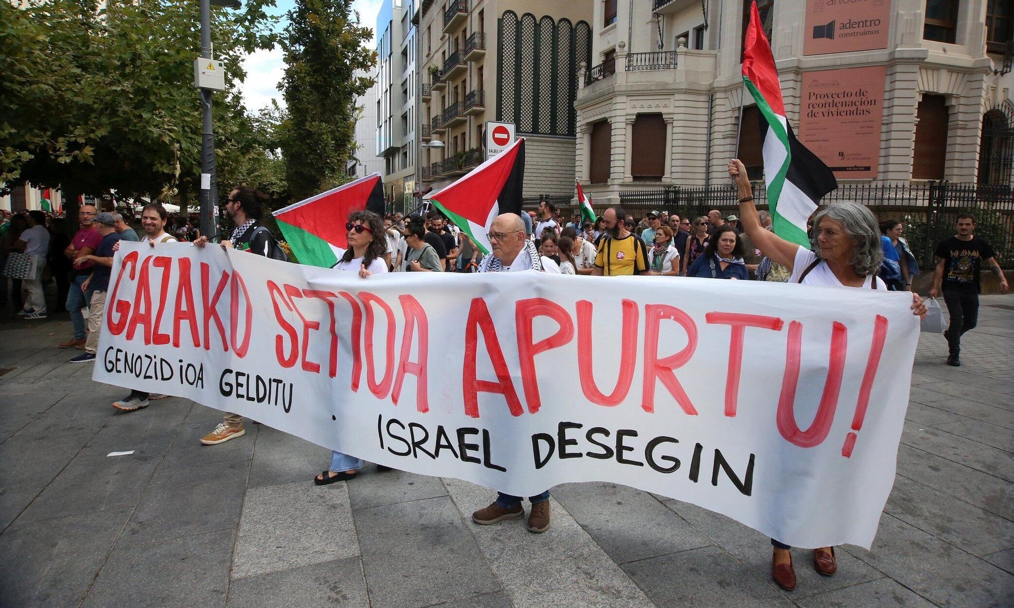 Fotos de la concentración en apoyo a Palestina en Pamplona este sábado