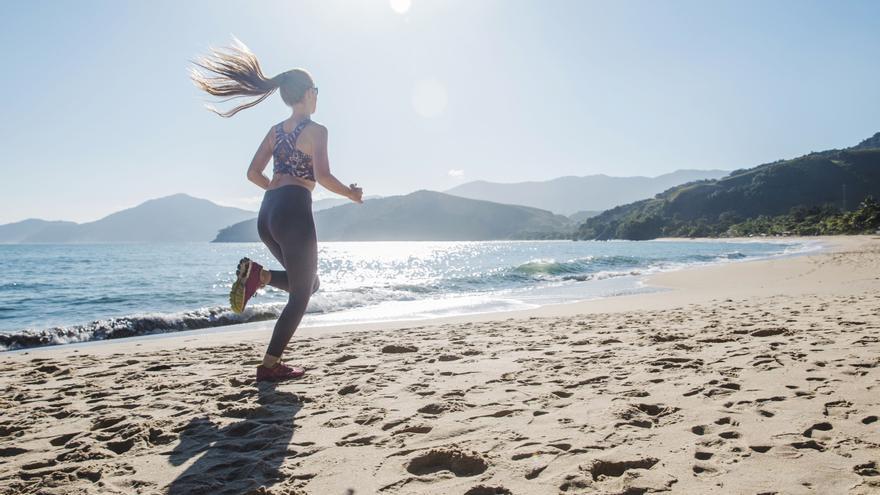 ¿Es mejor correr con o sin zapatillas por la playa?