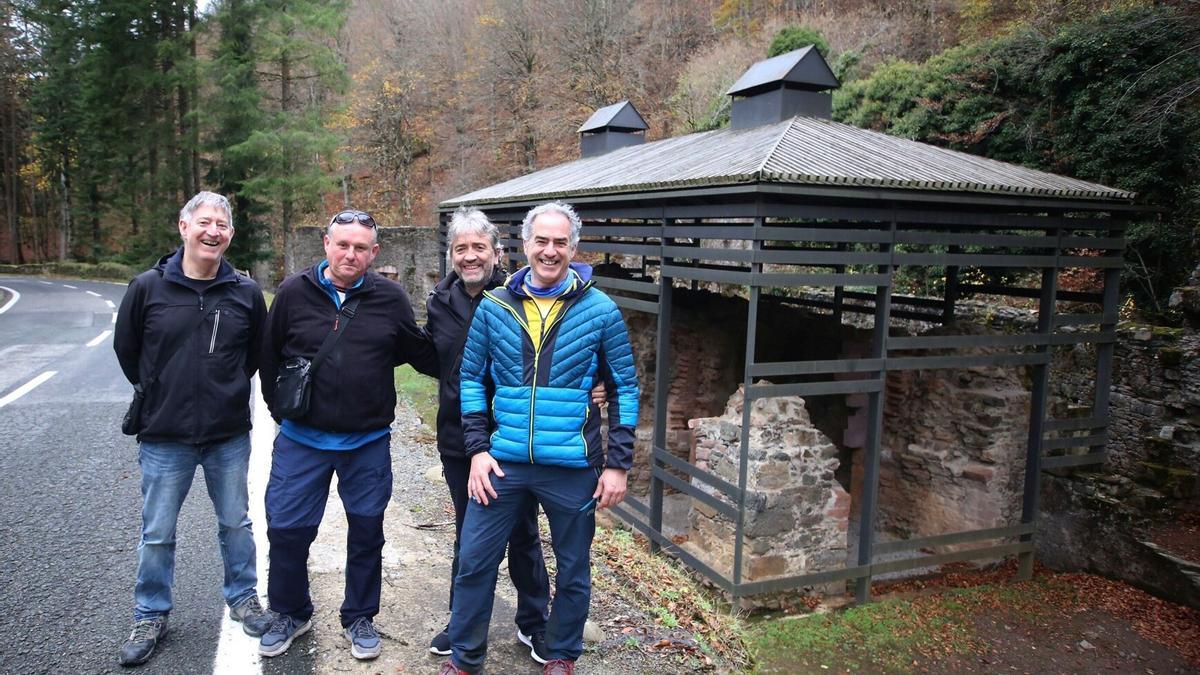 Patxi Larumbe y Aitor Legarreta, junto a sus dos amigos, frente a los antiguos hornos.