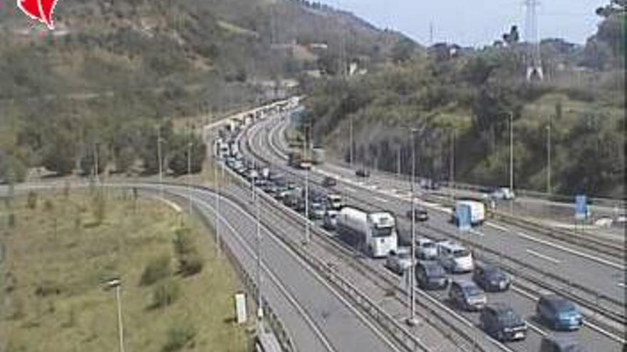 Un accidente provoca retenciones kilométricas en la A-8 a la altura de Zierbena y en sentido Cantabria