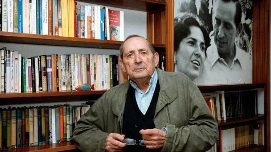 Miguel Delibes en la biblioteca de su casa