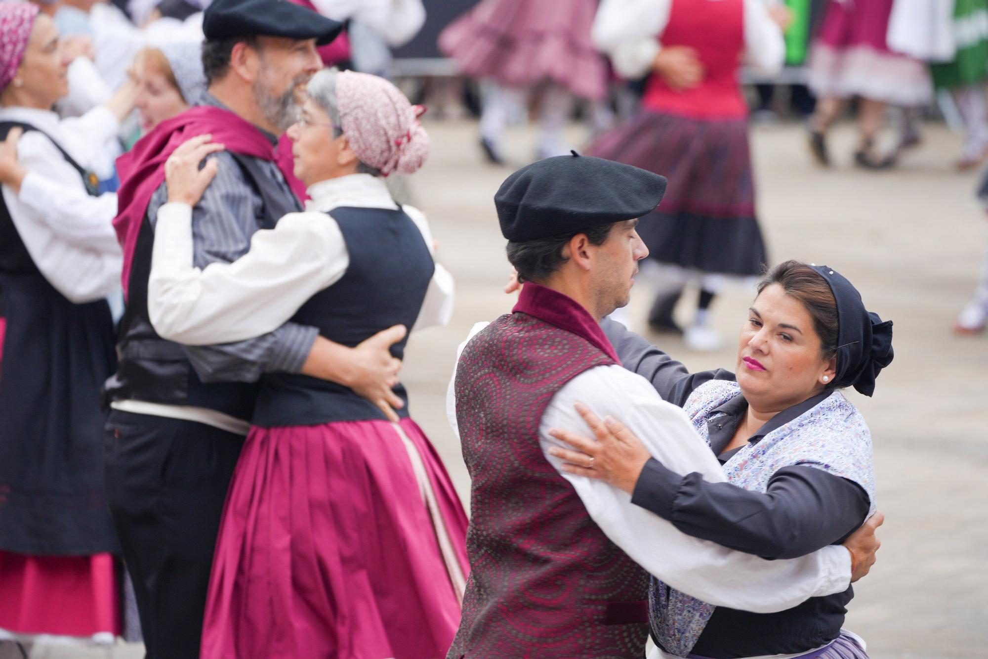 En imágenes: Los dantzaris se adueñan de la Plaza Nueva en el tradicional Zortziko