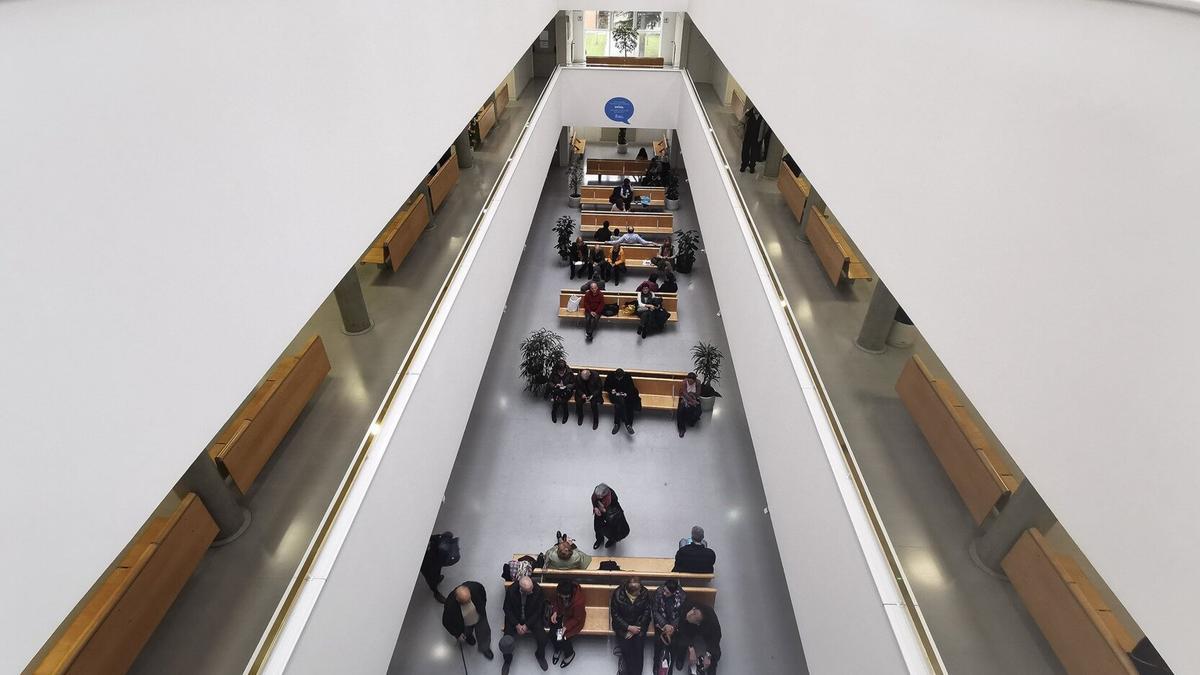 Varios pacientes, en la sala de espera de las consultas de Príncipe de Viana.