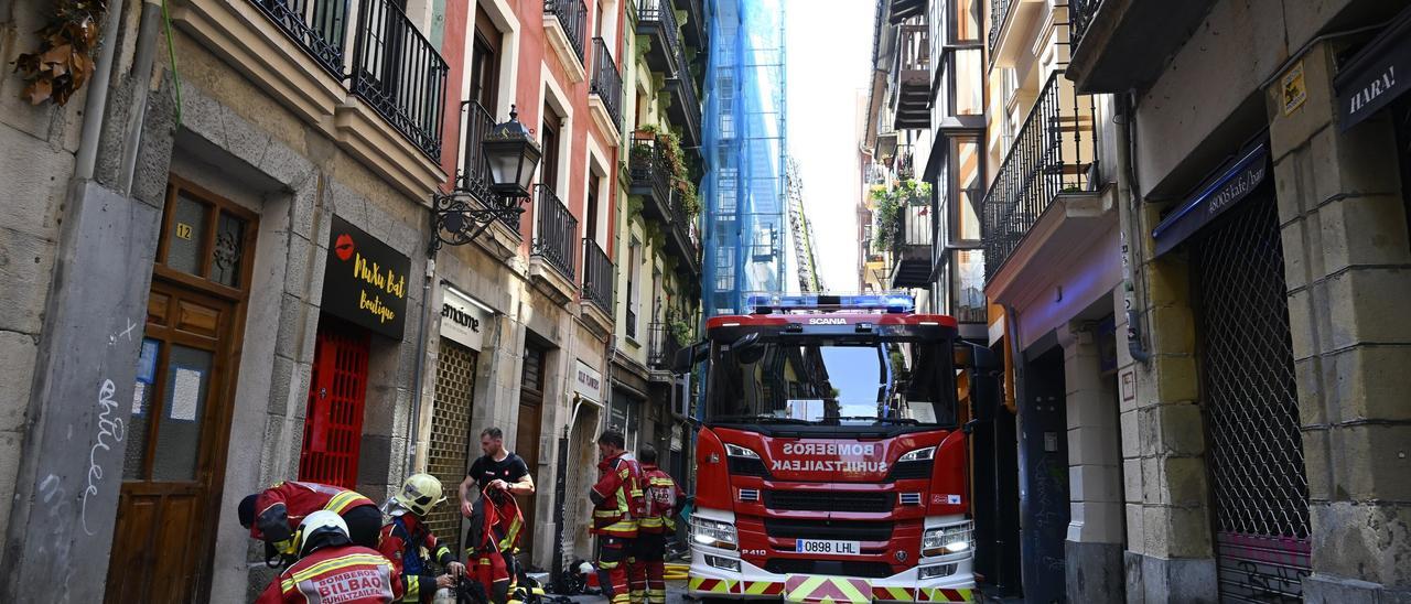 En imágenes: Susto en el Casco Viejo de Bilbao tras un incendio en un piso