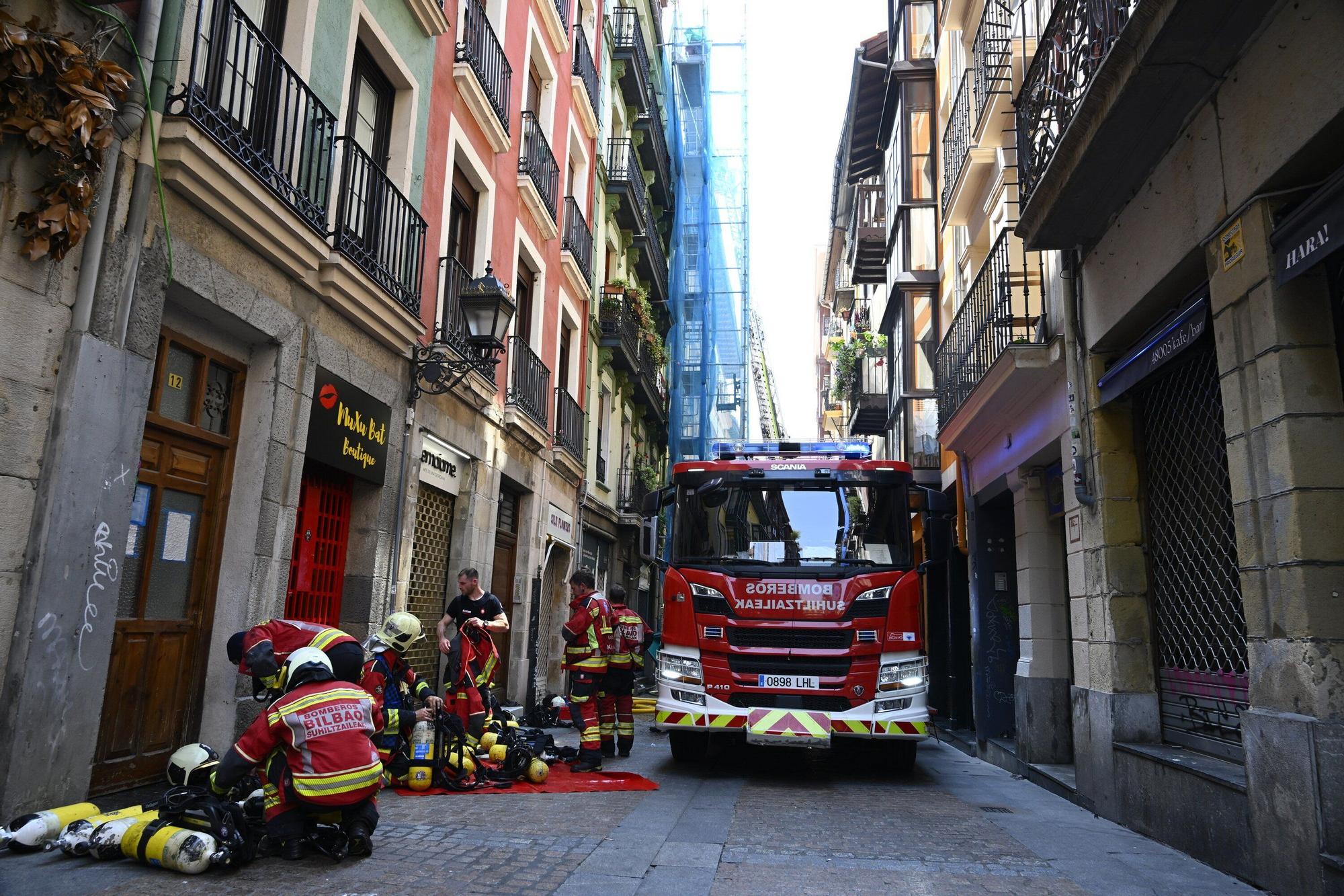 En imágenes: Susto en el Casco Viejo de Bilbao tras un incendio en un piso