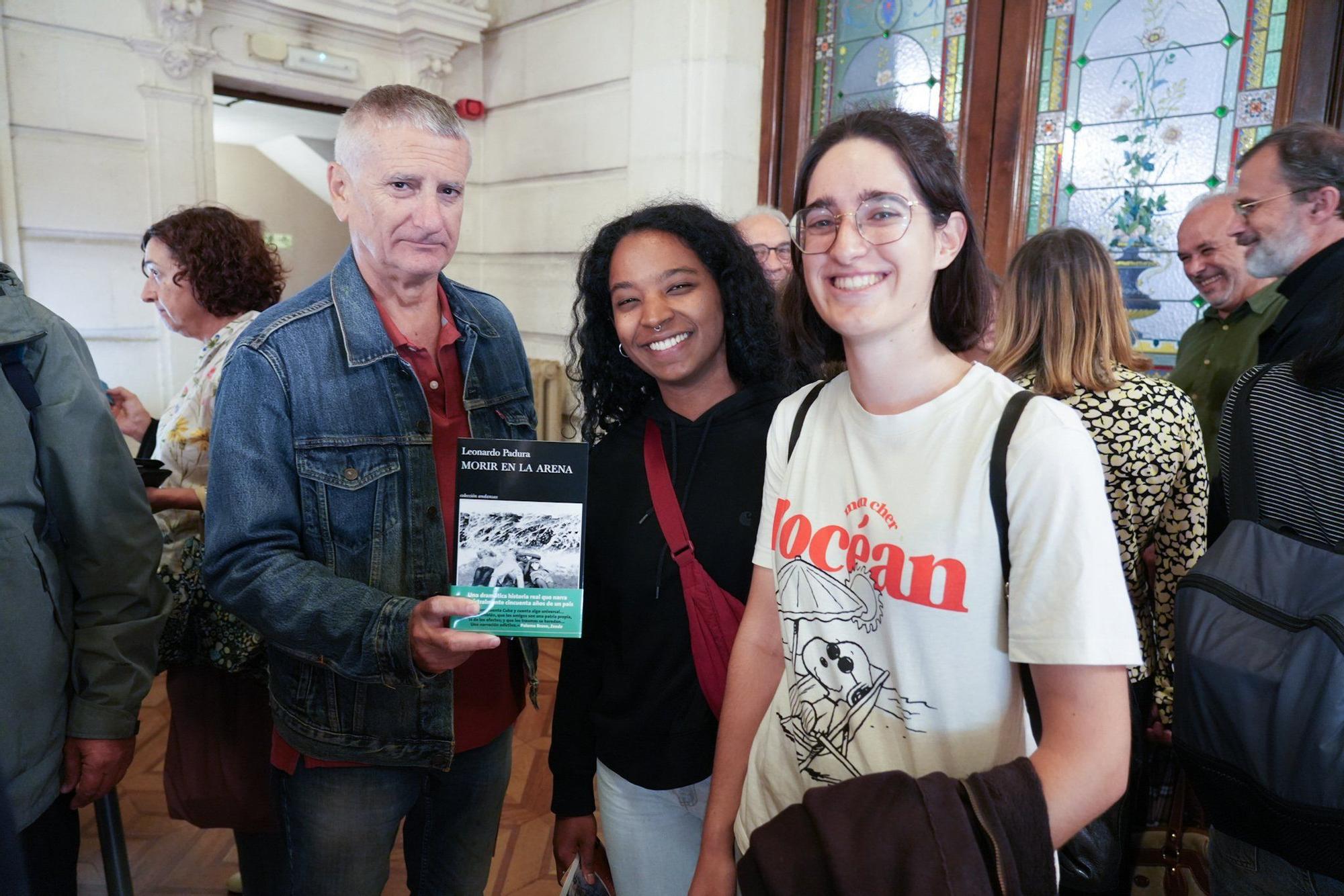 Alberto Callejo, con un ejemplar del libro en la mano, Karen Baste y Leire Ibáñez de Maeztu.