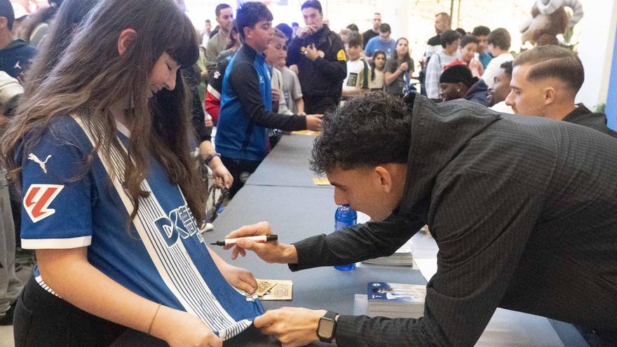 En imágenes: Baskonia y Alavés se dan un baño de masas en una firma de autógrafos en el Boulevard