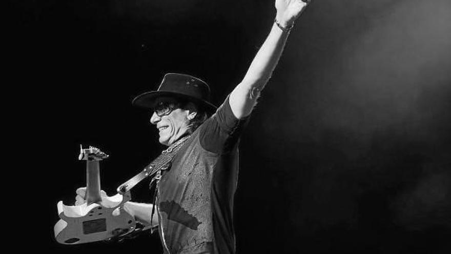 El virtuoso de la guitarra Steve Vai revoluciona Baluarte