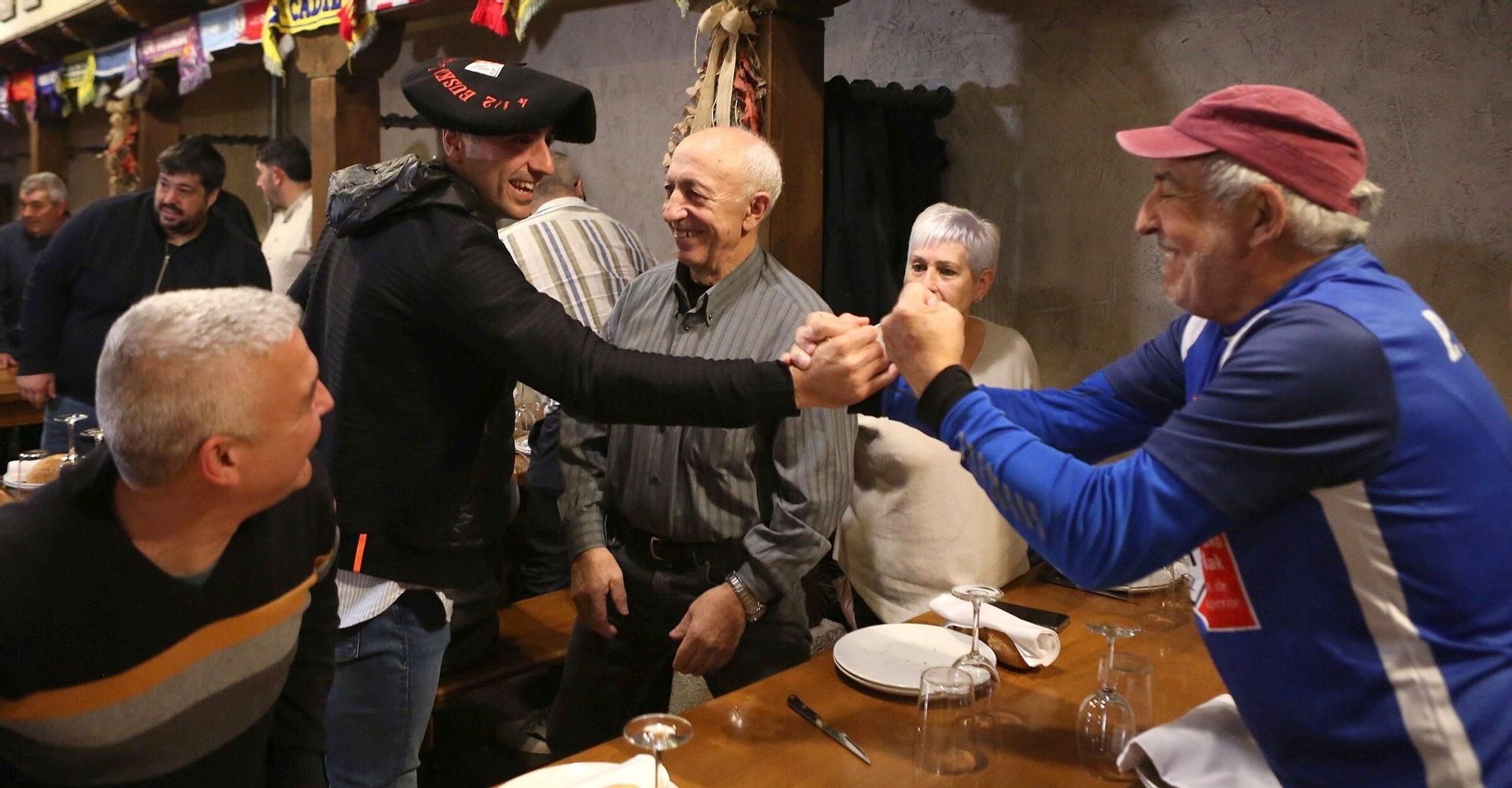 La celebración de la victoria de Peio Etxeberria.